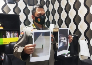 Kabid Humas Polda Gorontalo, Kombes Pol Wahyu Tri Cahyono menunjukkan foto proyektil peluru dan jenis pistol yang diamankan terkait insiden peluru nyasar di Kecamatan Telaga, Kabupaten Gorontalo, Kamis (2/12/2021). (Foto : Putra/Gopos)