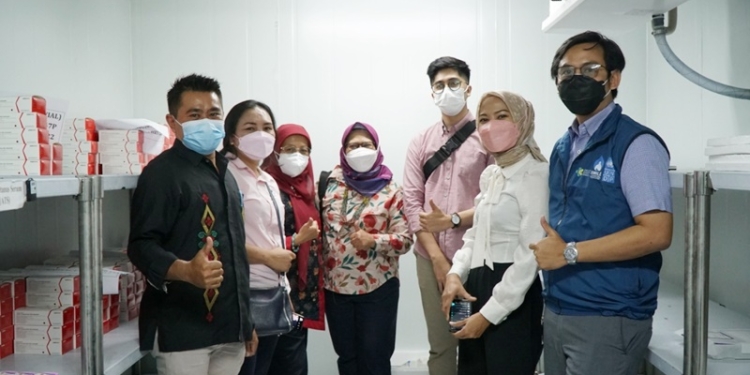 Dinkes Jawa Barat saat mengunjungi isstalasi farmasi milik Dinkes Provinsi Gorontalo, kamis (2/12/2021). (Foto : Tim Infokom Dinkes Provinsi Gorontalo)