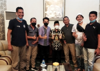 Bupati Gorontalo, Nelson Pomalingo saat berfoto bersama para audensi seniman Gorontalo, di rumah dinas Bupati Gorontalo, Minggu (05/12/2021). (Foto : Istimewa)