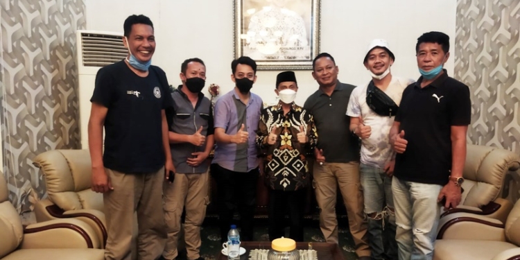 Bupati Gorontalo, Nelson Pomalingo saat berfoto bersama para audensi seniman Gorontalo, di rumah dinas Bupati Gorontalo, Minggu (05/12/2021). (Foto : Istimewa)