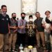 Bupati Gorontalo, Nelson Pomalingo saat berfoto bersama para audensi seniman Gorontalo, di rumah dinas Bupati Gorontalo, Minggu (05/12/2021). (Foto : Istimewa)