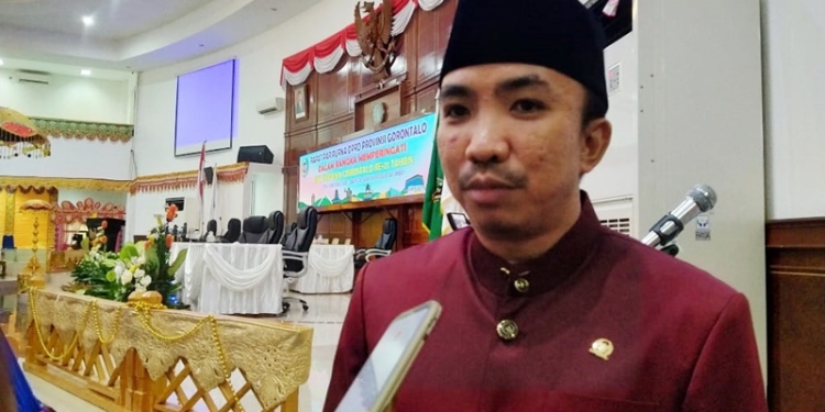 Anggota Dewan Perwakilan Rakyat Daerah (DPRD) Provinsi Gorontalo, Muhamad Nasir Majid diwawancarai usai Rapat Paripurna DPRD Provinsi Gorontalo dalam rangka HUT ke-21 Provinsi Gorontalo, Senin (6/12/2021) (muhajir/gopos)