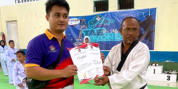 UKT TAEKWONDO KABUPATEN GORONTALO- Penyerahan sertifikat Taekwondo dan Kukkiwon dan sertifikat wasit nasional dan piagam wasit nasional UKT Taekwondo Kabupaten Gorontalo, Ahad (5/12/2021). (Foto : istimewa).