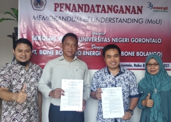 Pimpinan Sekolah Vokasi Universitas Negeri Gorontalo berpose bersama pimpinan PT Bone Bolango Energi, Jumat (10/12/2021) (istimewa)