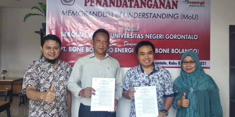 Pimpinan Sekolah Vokasi Universitas Negeri Gorontalo berpose bersama pimpinan PT Bone Bolango Energi, Jumat (10/12/2021) (istimewa)