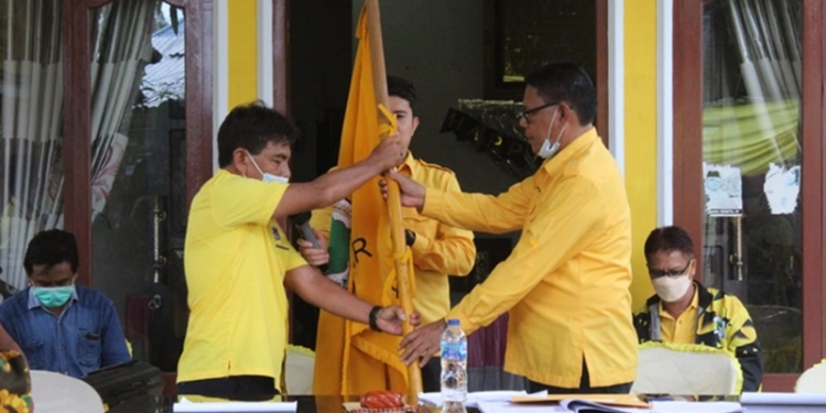 MUSCAM GOLKAR - Penyerahan bendera pataka dari Pimpinan Sidang (kanan) kepada PK Isa Lawani (Kiri) yang terpilih pada PK Limboto, Ahad (12/12/2021). (Foto: Istimewa)