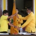 MUSCAM GOLKAR - Penyerahan bendera pataka dari Pimpinan Sidang (kanan) kepada PK Isa Lawani (Kiri) yang terpilih pada PK Limboto, Ahad (12/12/2021). (Foto: Istimewa)