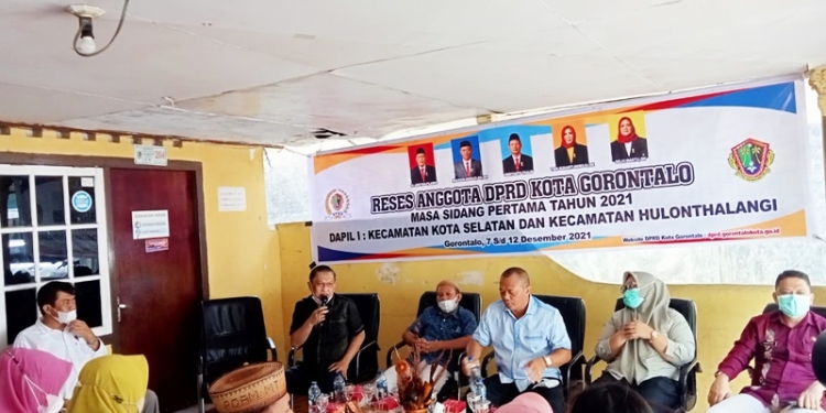 Aleg DPRD Kota Gorontalo, lakukan dialog bersama masyarakat Kecamatan Hulonthalangi, Kota Gorontalo, Kamis (9/12/2021). (Foto: Sari/Gopos)