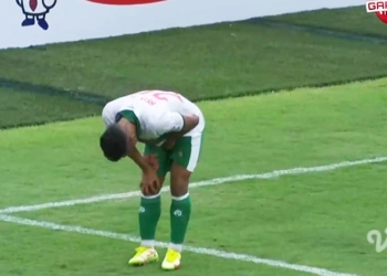 Penyerang Timnas Indonesia, Irfan Jaya, mencetak gol pakai alat vital hingga akhirnya meringis kesakitan usai berselebrasi. [Tangkapan Layar]