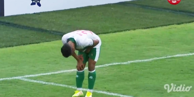Penyerang Timnas Indonesia, Irfan Jaya, mencetak gol pakai alat vital hingga akhirnya meringis kesakitan usai berselebrasi. [Tangkapan Layar]