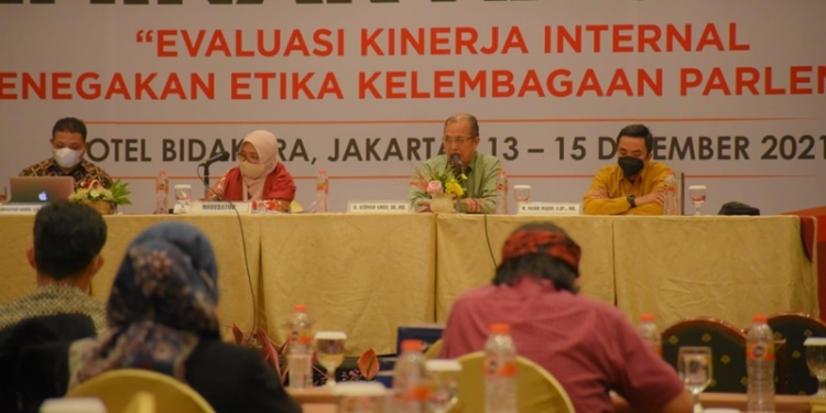 Ketua BK DPRD Provinsi Gorontalo, Mohamad Nasir Majid (ujung kanan) menjadi salah satu pembicara dalam seminar etika kelembagaan parlemen, Selasa (14/12/2021) (istimewa)
