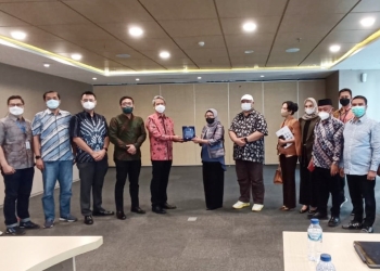 Jajaran komisi II DPRD Provinsi Gorontalo berpose bersama PT TBIG, Jumat (3/12/2021) (istimewa)