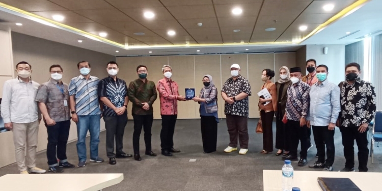 Jajaran komisi II DPRD Provinsi Gorontalo berpose bersama PT TBIG, Jumat (3/12/2021) (istimewa)