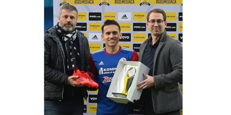 Egy Maulana Vikri terima trofi gol terbaik Liga Slovakia. (Instagram/fortunaligas