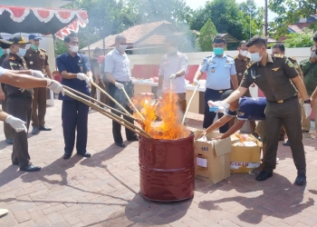 Pemusnahan Barang Bukti Oleh Kejaksaan Negeri Pohuwato, Selasa 21/12/2021 (yusuf/gopos)