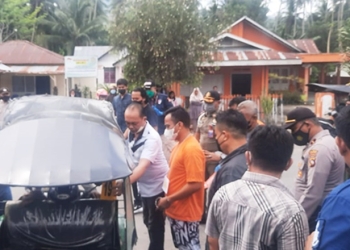 Pelaksanaan rekonstruksi pembunuhan yang dilakukan oleh suami terhadap istri ini berlangsung di kediaman keduanya di Desa Duano, Kecamatan Suwawa, Kabupaten Bone Bolango serta berlangsung kondusif, Selasa (21/12/2021). (Foto: Reskrim Polres Bone Bolango)