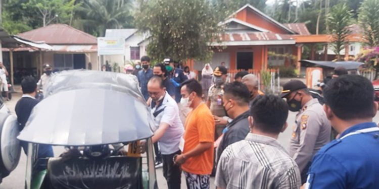 Pelaksanaan rekonstruksi pembunuhan yang dilakukan oleh suami terhadap istri ini berlangsung di kediaman keduanya di Desa Duano, Kecamatan Suwawa, Kabupaten Bone Bolango serta berlangsung kondusif, Selasa (21/12/2021). (Foto: Reskrim Polres Bone Bolango)