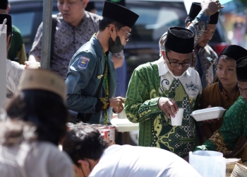 Peserta Muktamar ke-34 NU menikmati kopi Pinogu yang disediakan ISNU Gorontalo. (istimewa)