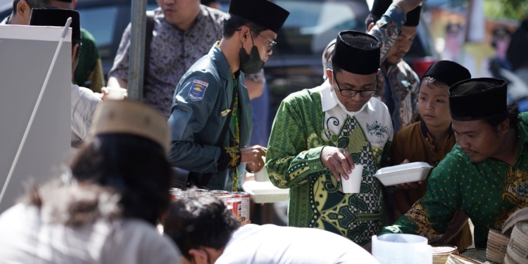 Peserta Muktamar ke-34 NU menikmati kopi Pinogu yang disediakan ISNU Gorontalo. (istimewa)