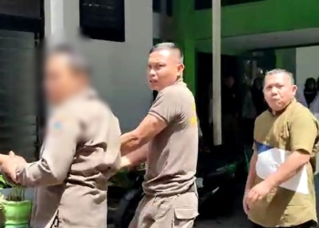 Salah satu Satpol PP yang nyaris terlibat perkelahian saat di hentikan oleh beberapa anggota Satpol PP Kabupaten Gorontalo. [Tangkapan Layar]