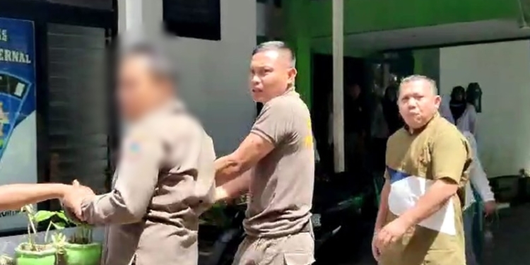 Salah satu Satpol PP yang nyaris terlibat perkelahian saat di hentikan oleh beberapa anggota Satpol PP Kabupaten Gorontalo. [Tangkapan Layar]