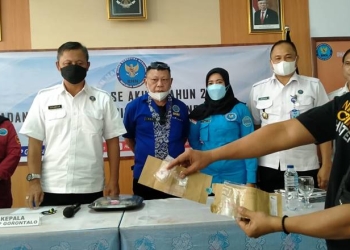 Sebanyak 8,175 gram narkoba jenis amfetamin atau shabu berhasil disita BNNP Gorontalo selama 2021 ditunjukkan dalam konferensi pers, Kamis (23/12/2021) (muhajir/gopos)