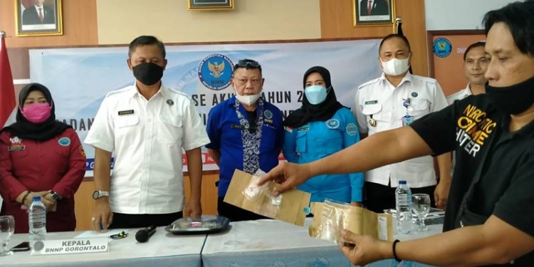 Sebanyak 8,175 gram narkoba jenis amfetamin atau shabu berhasil disita BNNP Gorontalo selama 2021 ditunjukkan dalam konferensi pers, Kamis (23/12/2021) (muhajir/gopos)