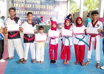 KEJURAAN UKT TAEKWONDO PROVINSI GORONTALO - Beberapa atlit taekwondo Kabupaten Gorontalo saat menerima piagam penghargaan di kejuaraan UKT Se-provinsi Gorontalo, di Aula Rumah Pribadi Ketua Komite Olahraga Nasional Indonesia (KONI) Kabupaten Gorontalo, dr. Irawan Huntoyungo. (Foto: Istimewa)