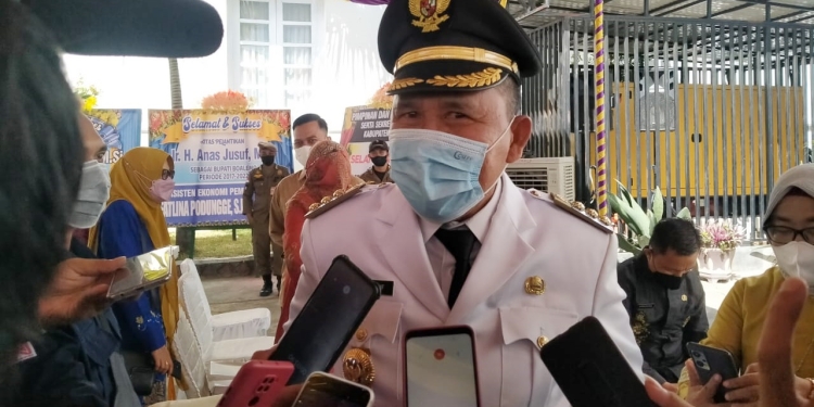 Anas Jusuf diwawancarai awak media usai dilantik sebagai Bupati Boalemo, Kamis (30/12/2021) (muhajir/gopos)