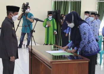 Bupati Gorontalo, Nelson Pomalingo melantik 244 pejabat fungsional yang berlangsung di Gedung Kasmat Lahay, Kecamatan Limboto, Kabupaten Gorontalo, Jumat (31/12/2021). (Foto : Istimewa)