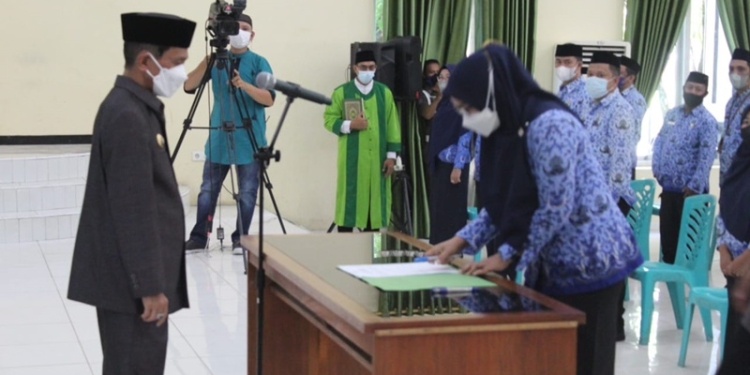 Bupati Gorontalo, Nelson Pomalingo melantik 244 pejabat fungsional yang berlangsung di Gedung Kasmat Lahay, Kecamatan Limboto, Kabupaten Gorontalo, Jumat (31/12/2021). (Foto : Istimewa)