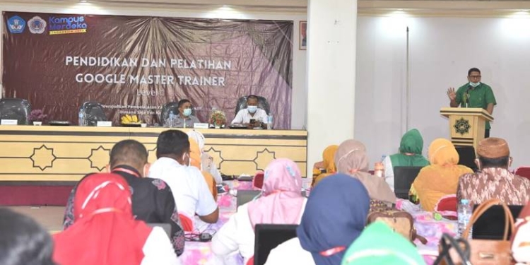 Pelaksanaan diklat pemanfaatan teknologi pembelajaran bagi guru yang diselenggarakan oleh Prodi Magister Administrasi Pendidikan, Rabu (1/12/2021)