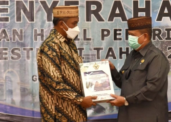 Wagub Gorontalo H. Idris Rahim (kanan) menerima berita acara penyerahan LHP BPK terhadap pendidikan vokasi di aula Kantor BPK Perwakilan Provinsi Gorontalo, Kamis (23/12/2021). (Foto: Haris)