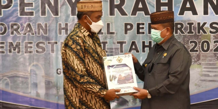 Wagub Gorontalo H. Idris Rahim (kanan) menerima berita acara penyerahan LHP BPK terhadap pendidikan vokasi di aula Kantor BPK Perwakilan Provinsi Gorontalo, Kamis (23/12/2021). (Foto: Haris)