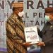 Wagub Gorontalo H. Idris Rahim (kanan) menerima berita acara penyerahan LHP BPK terhadap pendidikan vokasi di aula Kantor BPK Perwakilan Provinsi Gorontalo, Kamis (23/12/2021). (Foto: Haris)