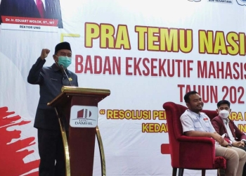 Sekretaris Daerah Provinsi Gorontalo Darda Daraba membuka pra temu nasional ke XIII Badan Eksekutif Mahasiswa (BEM) Nusantara yang dilaksanakan di ballroom Dumhil Hotel UNG, Selasa (14/12/2021). Dalam kesempatan itu Sekda Darda berharap BEM Nusantara bisa menghasilkan rekomendasi atau kesepakatan bersama yang akan jadi bahan evaluasi akhir tahun untuk pemerintah pusat maupun pemerintah daerah. (Foto: Nova)