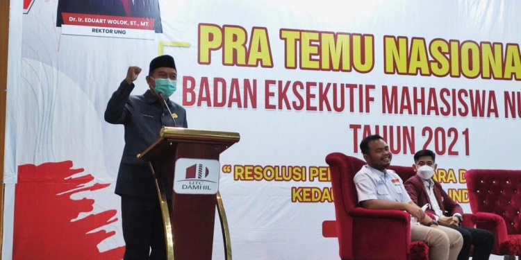 Sekretaris Daerah Provinsi Gorontalo Darda Daraba membuka pra temu nasional ke XIII Badan Eksekutif Mahasiswa (BEM) Nusantara yang dilaksanakan di ballroom Dumhil Hotel UNG, Selasa (14/12/2021). Dalam kesempatan itu Sekda Darda berharap BEM Nusantara bisa menghasilkan rekomendasi atau kesepakatan bersama yang akan jadi bahan evaluasi akhir tahun untuk pemerintah pusat maupun pemerintah daerah. (Foto: Nova)