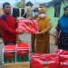 Dinas Sosial Kabupaten Pohuwato, saat memberikan bantuan kepada korban kebakaran di Desa Buntulia Barat, Kecamatan Duhiadaa, Kabupaten Pohuwato, Selasa (07/12/2021). (Foto istimewa).