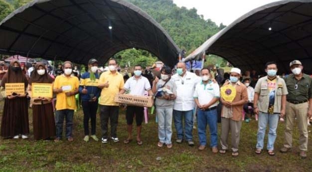 Gubernur Rusli Habibie saat menyerahkan bantuan DOC ayam KUR, angkutan roda tiga bagi kelompok tani unggul, serta bibit durian 1000 pohon khusus untuk Kecamatan Tolinggula, Sabtu (4/12/2021). (Foto: Salman)