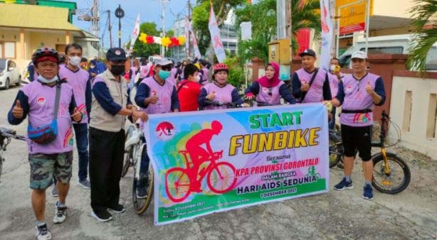Komisi Penanggulangan AIDS (KPA) Provinsi Gorontalo, saat menggelar fun bike yang mengambil titik start dari depan toko Maharani Sovenir dan finish di Kantor Sekretariat KPA Gorontalo, Sabtu (4/12/2021). Fun bike ini dalam rangka memperingati Hari HIV/Aids Sedunia. (Foto: Adc Sekda)