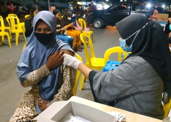 Salah satu pengunjung wisata Pohon Cinta saat disuntikkan vaksin Covid-19, Sabtu (18/12/2021). (Foto: Yusuf/Gopos)