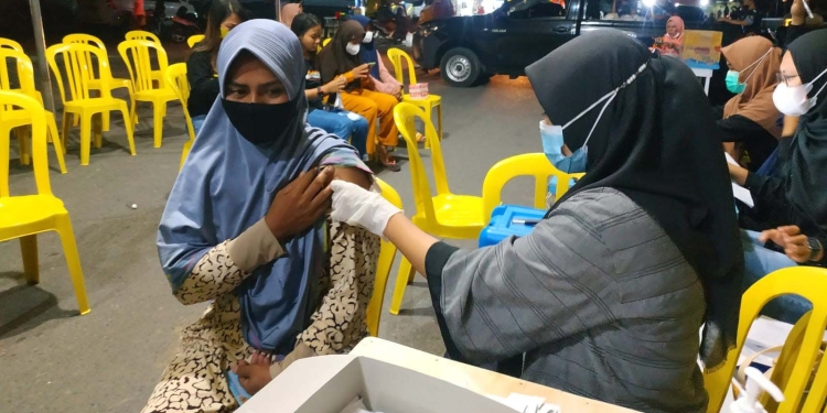 Salah satu pengunjung wisata Pohon Cinta saat disuntikkan vaksin Covid-19, Sabtu (18/12/2021). (Foto: Yusuf/Gopos)