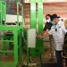 Gubernur Rusli Habibie saat mengecek beras hasil gilingan padi modern atau Rice Milling Unit (RMU), yang baru saja diresmikan dan beroperasi di Desa Pulahenti, Kecamatan Sumalata, Kabupaten Gorontalo Utara,  Sabtu (4/12/2021). (Foto: Salman)