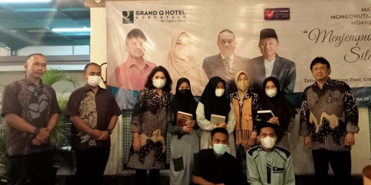 Hj. Rugaiya Usman Wiranto, Komisaris Utama PT. Gorontalo Wisata Mandiri, bersama jajaran membagikan Al-Qur'an untuk anak-anak panti asuhan Al-Kautsar Kota Gorontalo, Senin (13/12/2021). (Foto: Sari/gopos)