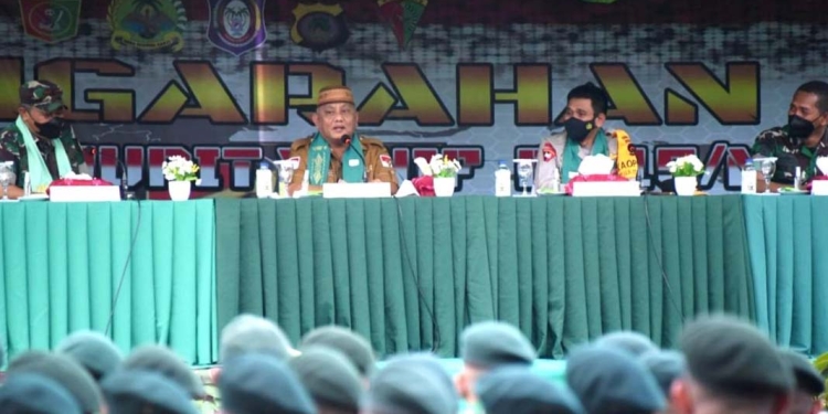 Gubernur Gorontalo Rusli Habibie (baju khaki) bersama Kapolda Gorontalo dan Danrem 133/NWB saat bersilaturahim ke Markas Yonif Raider 715/Motuliato di Kecamatan Anggrek Kabupaten Gorontalo Utara, Senin (27/12/2021). (Foto: Salman)