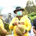 Gubernur Gorontalo, Rusli Habibie bersama wakil Bupati Gorontalo Utara, Thoriq Modanggu memegang buah durian varietas montong yang baru dipetik dari pohon durian di desa Cempaka Putih, Kecamatan Tolinggula, Kabupaten Gorontalo Utara, Mingu (5/12/2021). (Foto: Salman)