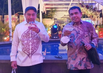 Bupati Bone Bolango, Hamim Pou dan Tim Kerja Bupati, Irwan Bempah saat memperkenalkan kopi pinogu pada Gala Dinner Tingkat Sherpa G20 di Jakarta, Selasa (7/12/2021). (Foto istimewa)