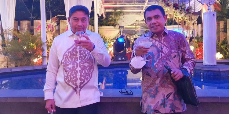 Bupati Bone Bolango, Hamim Pou dan Tim Kerja Bupati, Irwan Bempah saat memperkenalkan kopi pinogu pada Gala Dinner Tingkat Sherpa G20 di Jakarta, Selasa (7/12/2021). (Foto istimewa)