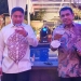 Bupati Bone Bolango, Hamim Pou dan Tim Kerja Bupati, Irwan Bempah saat memperkenalkan kopi pinogu pada Gala Dinner Tingkat Sherpa G20 di Jakarta, Selasa (7/12/2021). (Foto istimewa)