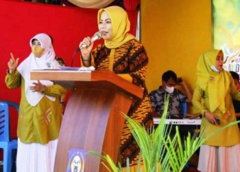 Bunda Disabilitas Provinsi Gorontalo, Idah Syahidah Rusli Habibie memberikan sambutan pada pembukaan pagelaran budaya dalam rangka memperingati Hari Disabilitas Internasional (HDI) tahun 2021, bertempat di halaman SLB Negeri Kota Gorontalo, Jumat (3/12/2021). Peringatan Hari Disabilitas Internasional (HDI) ini mengambil tema Indonesia Inklusi, Indonesia Tangguh, Indonesia Tumbuh. Kegiatan ini diisi dengan pagelaran budaya yang menghadirkan seluruh penyandang disabilitas se Provinsi Gorontalo. (Foto Istimewa)